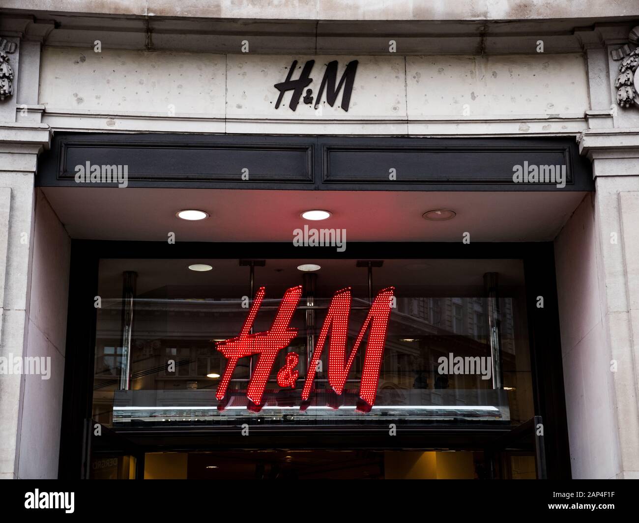 H und M Logo, im Shop, Oxford Street, London, England, Großbritannien, GB. Stockfoto