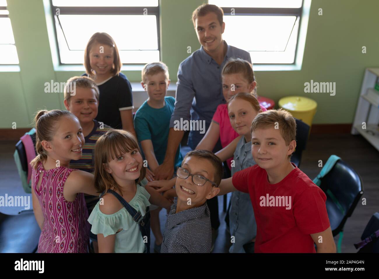 gruppe-von-grundschulkindern-die-im-kreis-sitzen-2ap4g4n.jpg