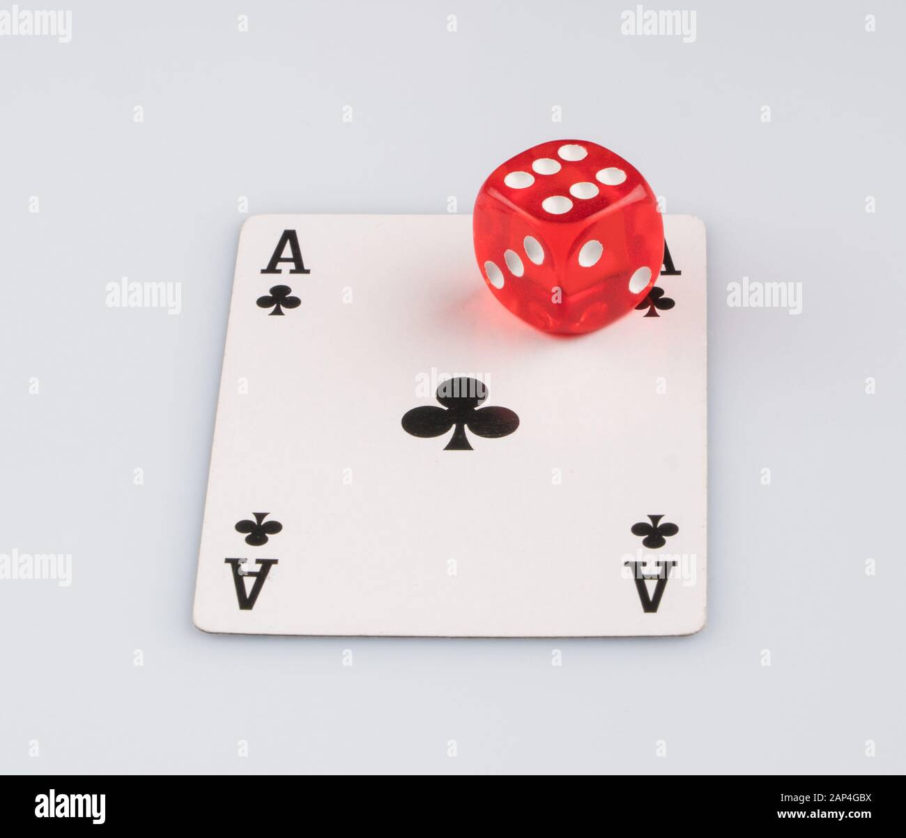 Karte mit Würfel spielen. Das Konzept des Glücksspiels und der Unterhaltung. Casino und Poker Stockfoto