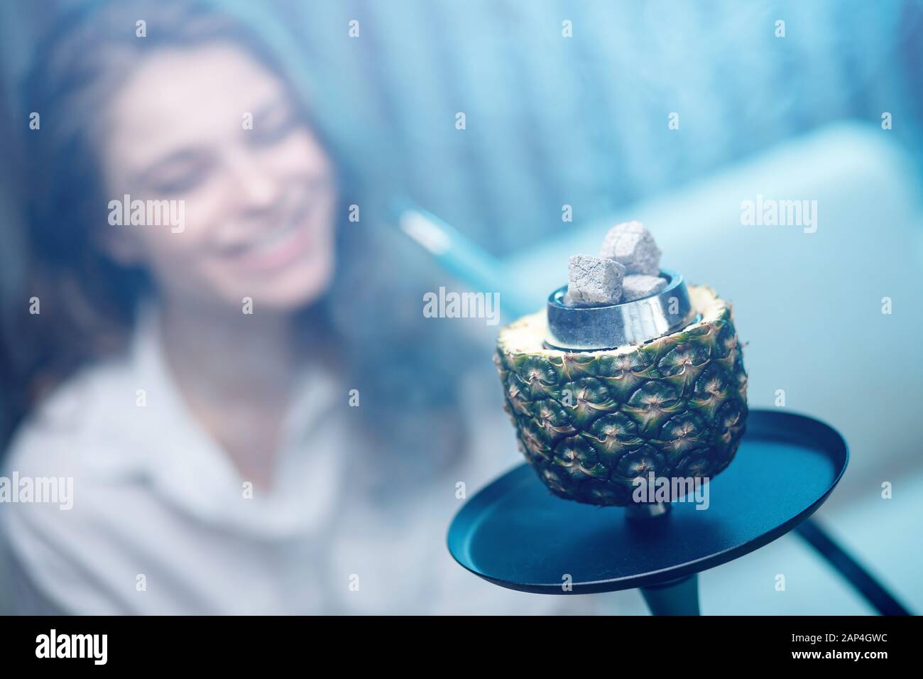 Heiße Kohlen hookah in Ananas Schüssel für das Rauchen Shisha traditionellen türkischen Urlaub Stockfoto