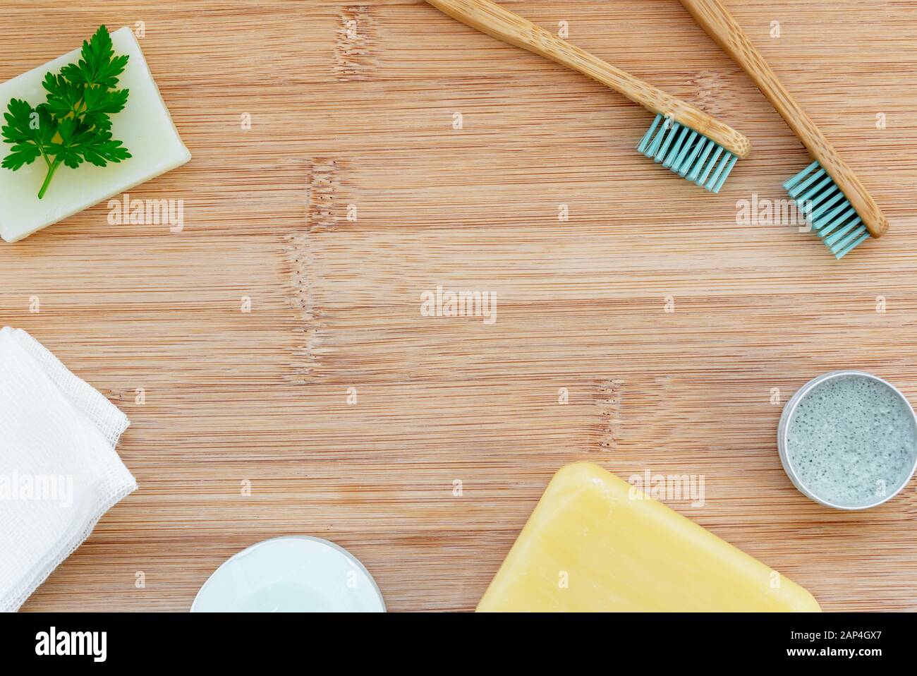 Null Abfall bad Kulisse mit kopieren. Bambus Zahnbürsten, Zahnpasta, Shampoo und Seife auf Holz Hintergrund. Kunststoff, environm Stockfoto