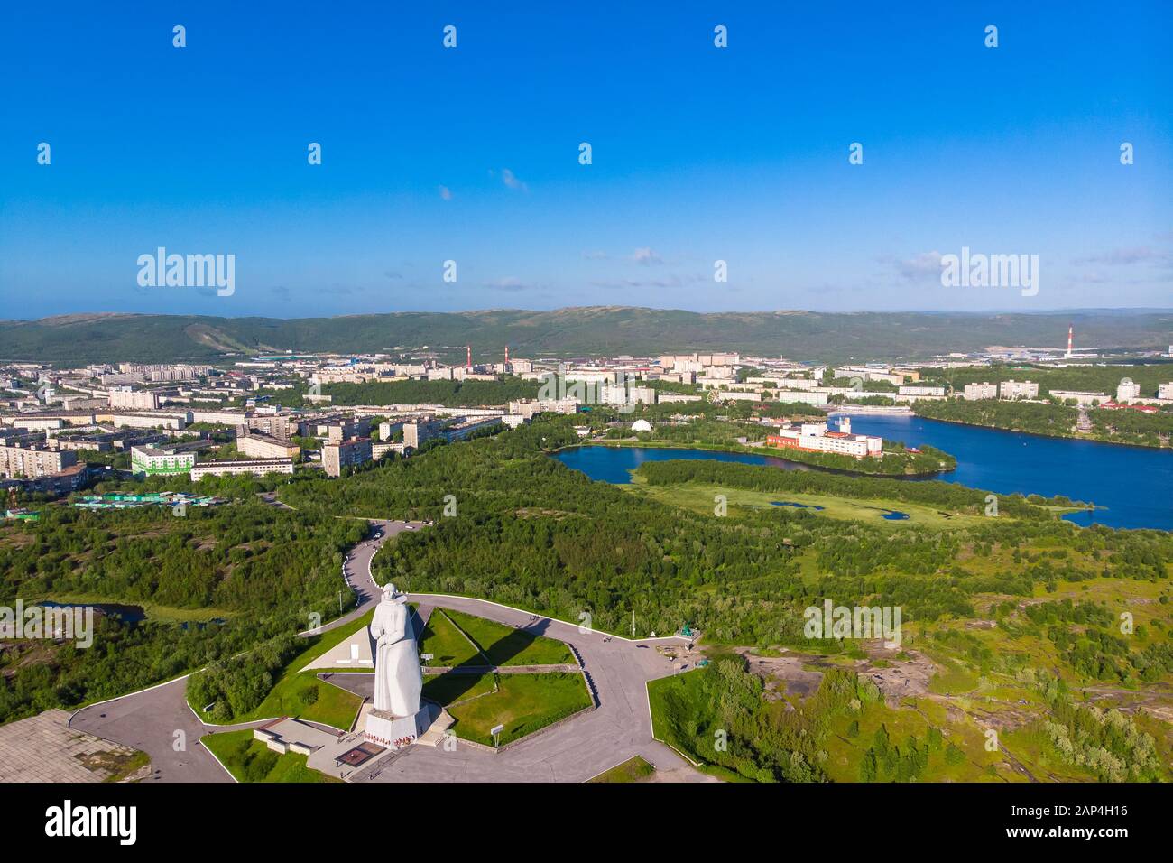 In Murmansk, Russland - Juli 1, 2019: Luftaufnahme Panorama der Stadt Denkmal Verteidiger des sowjetischen Arktis Alyosha Stockfoto