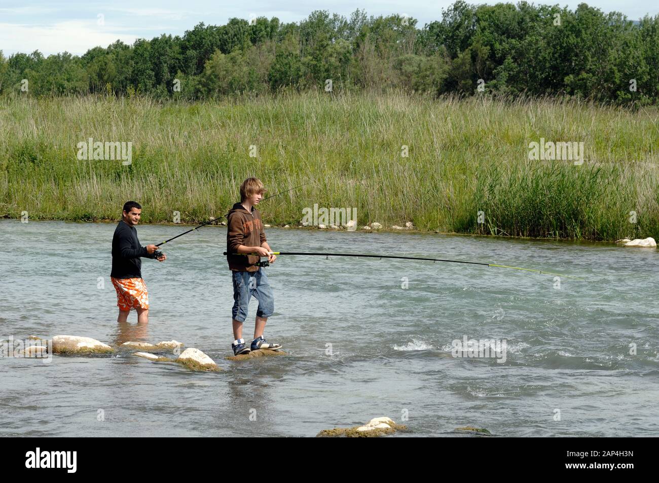 Coarse Angler, Fischer oder Angler fischen oder Angeln im Fluss Durance Provence Frankreich Stockfoto