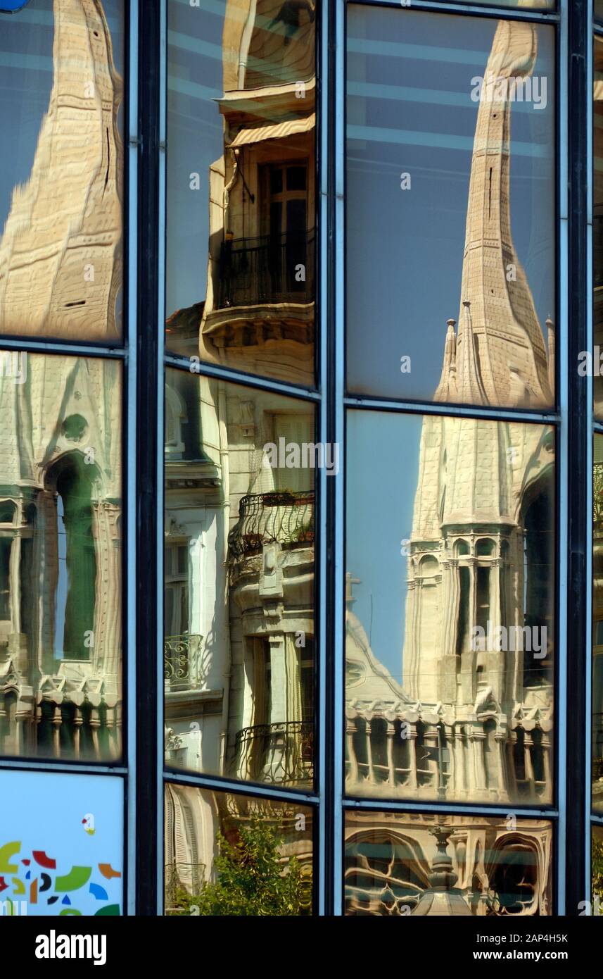 Reflexionen der neugotischen Türme der Kirche oder Eglise Saint-Vincent de Paul (Les Réformés) (1855-86) im Windows Office Block Marseille Frankreich Stockfoto