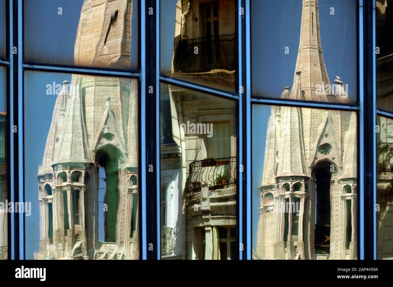 Reflexionen der neugotischen Türme der Kirche oder Eglise Saint-Vincent de Paul (Les Réformés) (1855-86) im Windows Office Block Marseille Frankreich Stockfoto