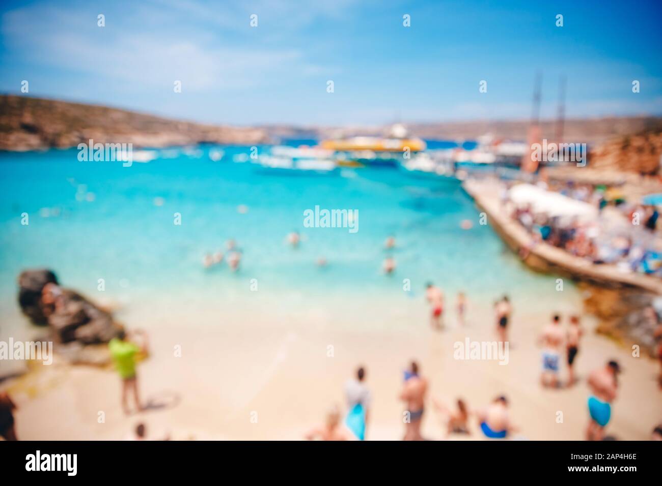 Verschwommener Strandhintergrund mit Menschen, blaues Wasser des Ozeans. Konzept für die Struktur von Reisen Stockfoto