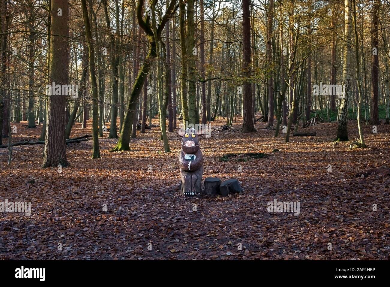 Eine aus Holz geschnitzte Statue eines Babys Gruffalo in einem herbstlichen Thorndon Park North in Brentwood, Essex, an. Stockfoto