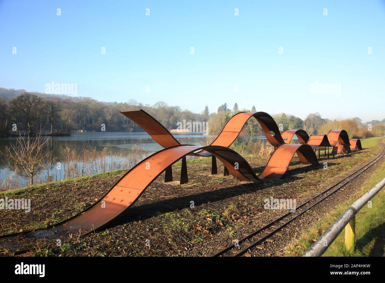 Metallskulptur neben Trentham Lake, Trentham Gardens, Staffordshire, England, Großbritannien. Stockfoto