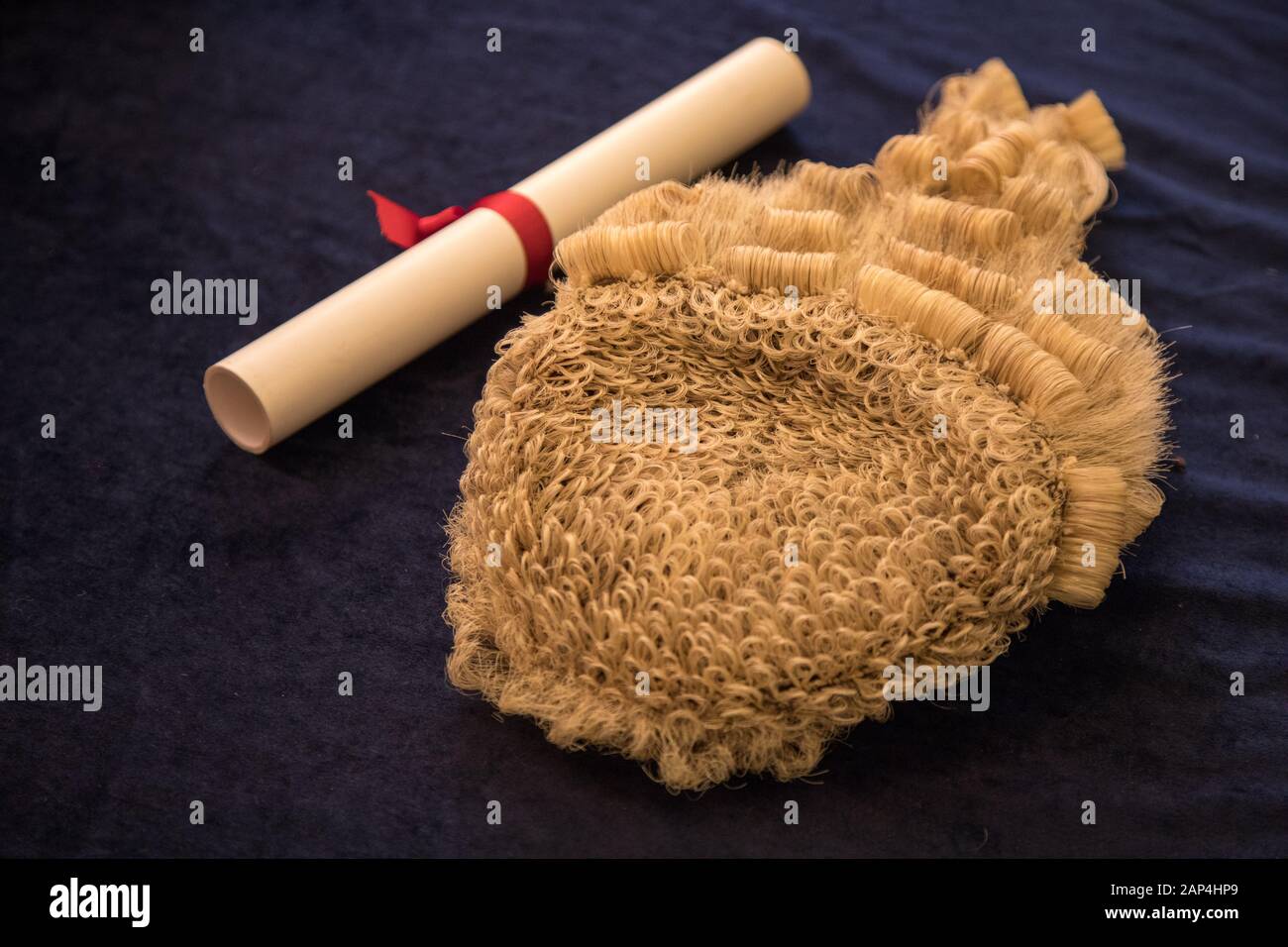 Perücke als getragen durch einige Richter und Rechtsanwälte in England und Wales, auch als Peruke bekannt. Dieses Bild wurde auf einer Abschlussfeier Fotoshooting getroffen, ein Stockfoto