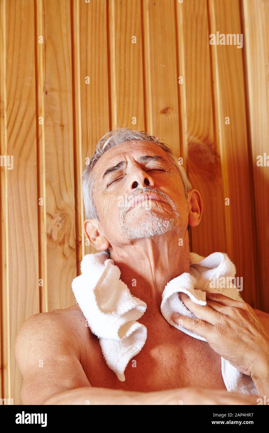 Älterer Mann entspannt sich in der Sauna, im Urlaub Stockfoto