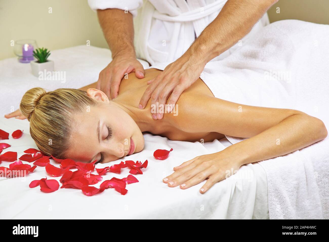 Junge Frau erhält eine entspannende Massage für Ihr zurück in die Spa Stockfoto