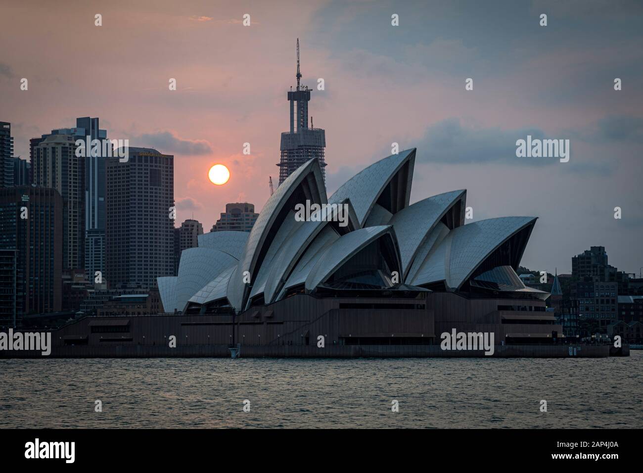 Das Opernhaus von Sydney mit der untergehenden Sonne in New South Wales Stockfoto