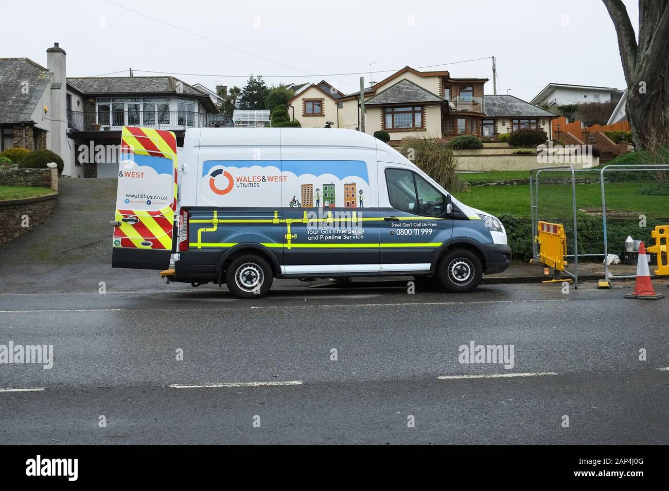 Ein Wales & West Utilities Fahrzeug van am Straßenrand in Newquay in Cornwall geparkt. Stockfoto