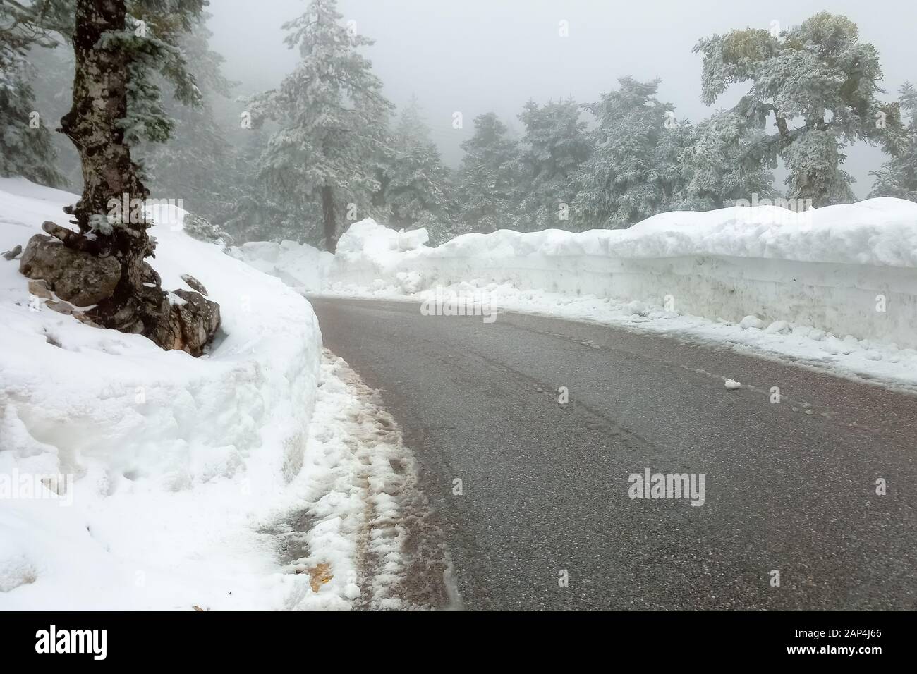 Schöne Schneegebiet und Straßen im Parnitha-Berg, Griechenland. Parnitha ist ein dicht bewaldetes Gebirge nördlich von Athen, das höchste auf dem Gebiet Stockfoto