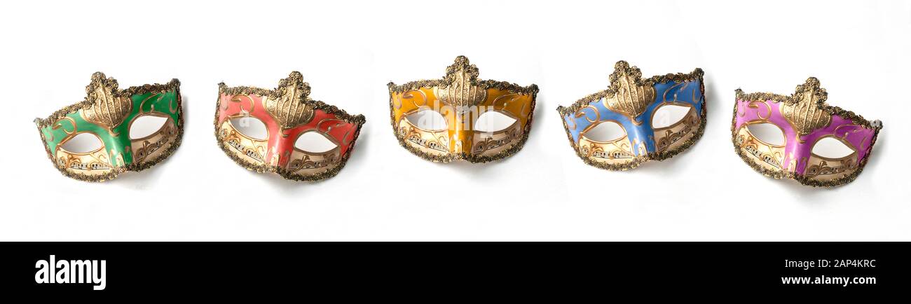 Fünf Theater- oder mardi Gras-venetianische Masken auf weißem Hintergrund Stockfoto