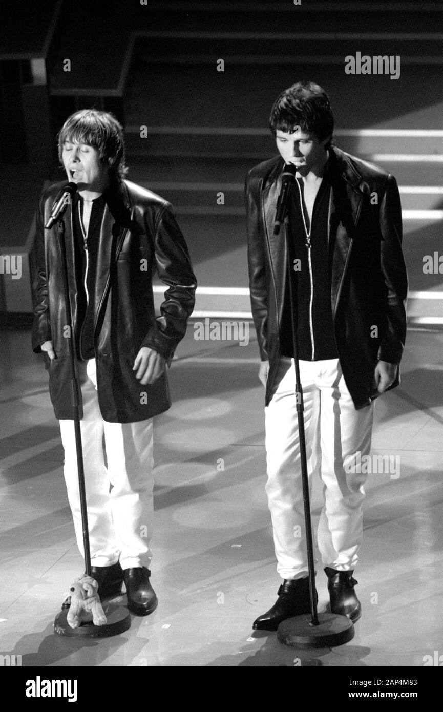 Sanremo Italien 22.02.1996, Take That, Gäste des Festival von Sanremo 1996: Mark Owen, Jason Orange während der Leistung Stockfoto