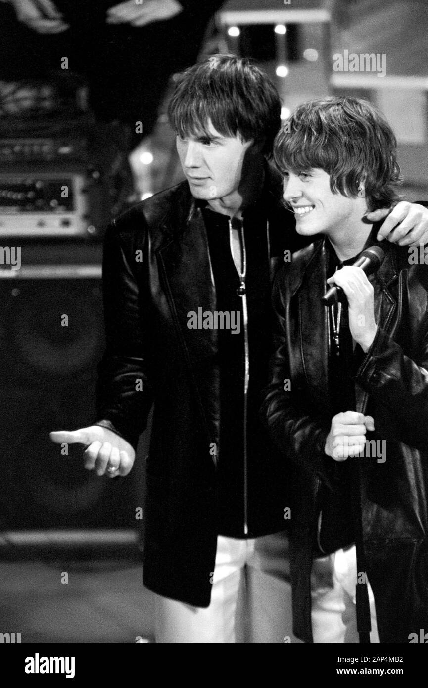 Sanremo Italien 22.02.1996, Take That, Gäste des Festival von Sanremo 1996: Gary Barlow und Mark Owen während der Performance Stockfoto