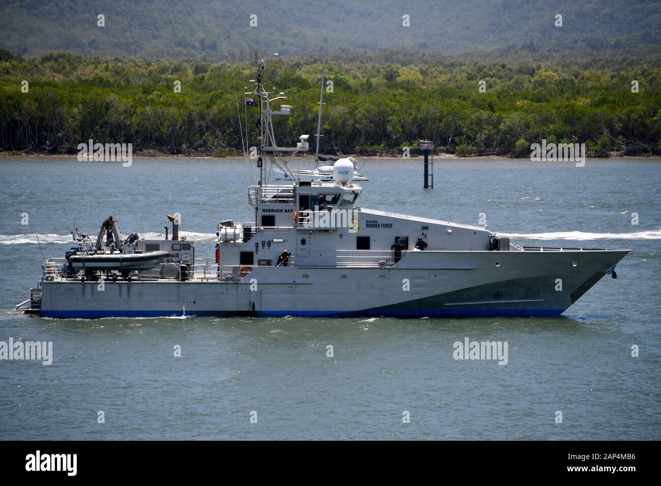 Australische Regierung Boarder Force Patrol Boat Roebuck Bay und Offiziere, die zum Hafen von Cairns, Queensland Australien, zurückkehren Stockfoto