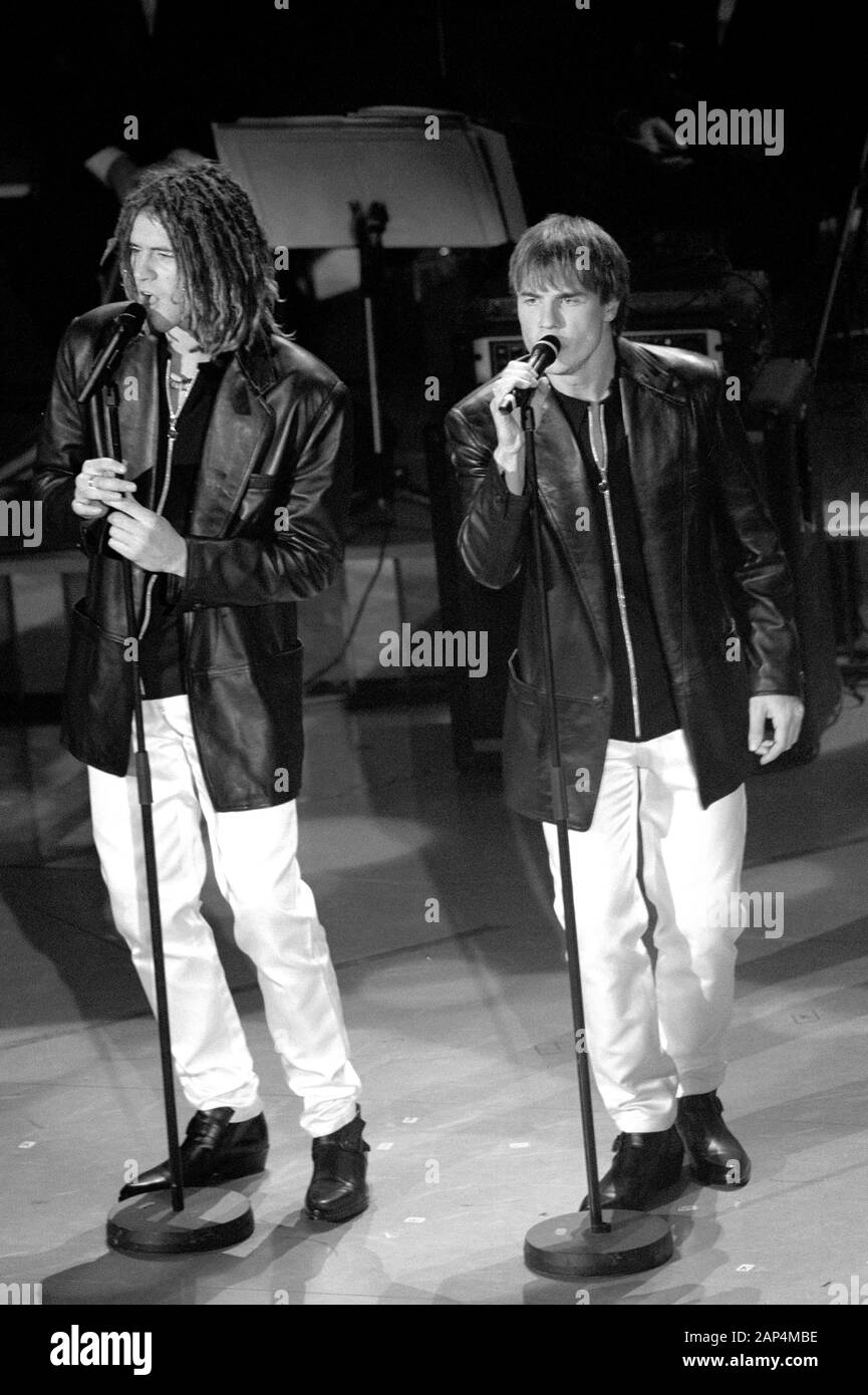 Sanremo Italien 22.02.1996, Take That, Gäste des Festival von Sanremo 1996: Howard Donald und Gary Barlow während der Performance Stockfoto