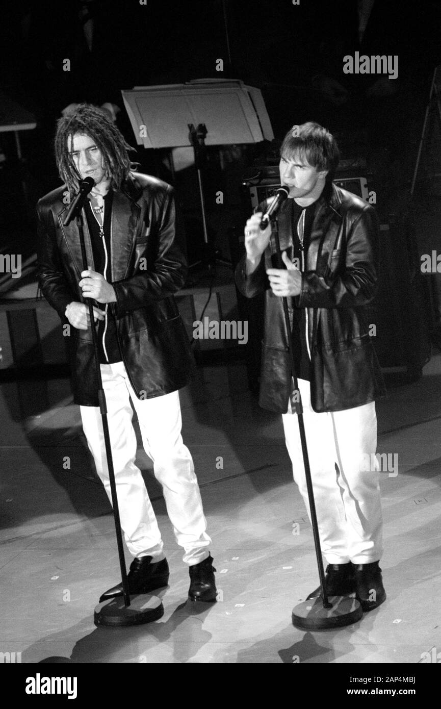 Sanremo Italien 22.02.1996, Take That, Gäste des Festival von Sanremo 1996: Howard Donald und Gary Barlow während der Performance Stockfoto