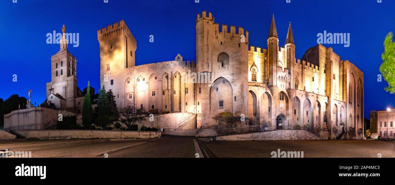 Panorama der Palast der Päpste, einmal die Festung und Palace, einem der größten und wichtigsten mittelalterlichen gotischen Gebäude in Europa, in der Nacht, Avignon, Frankreich Stockfoto