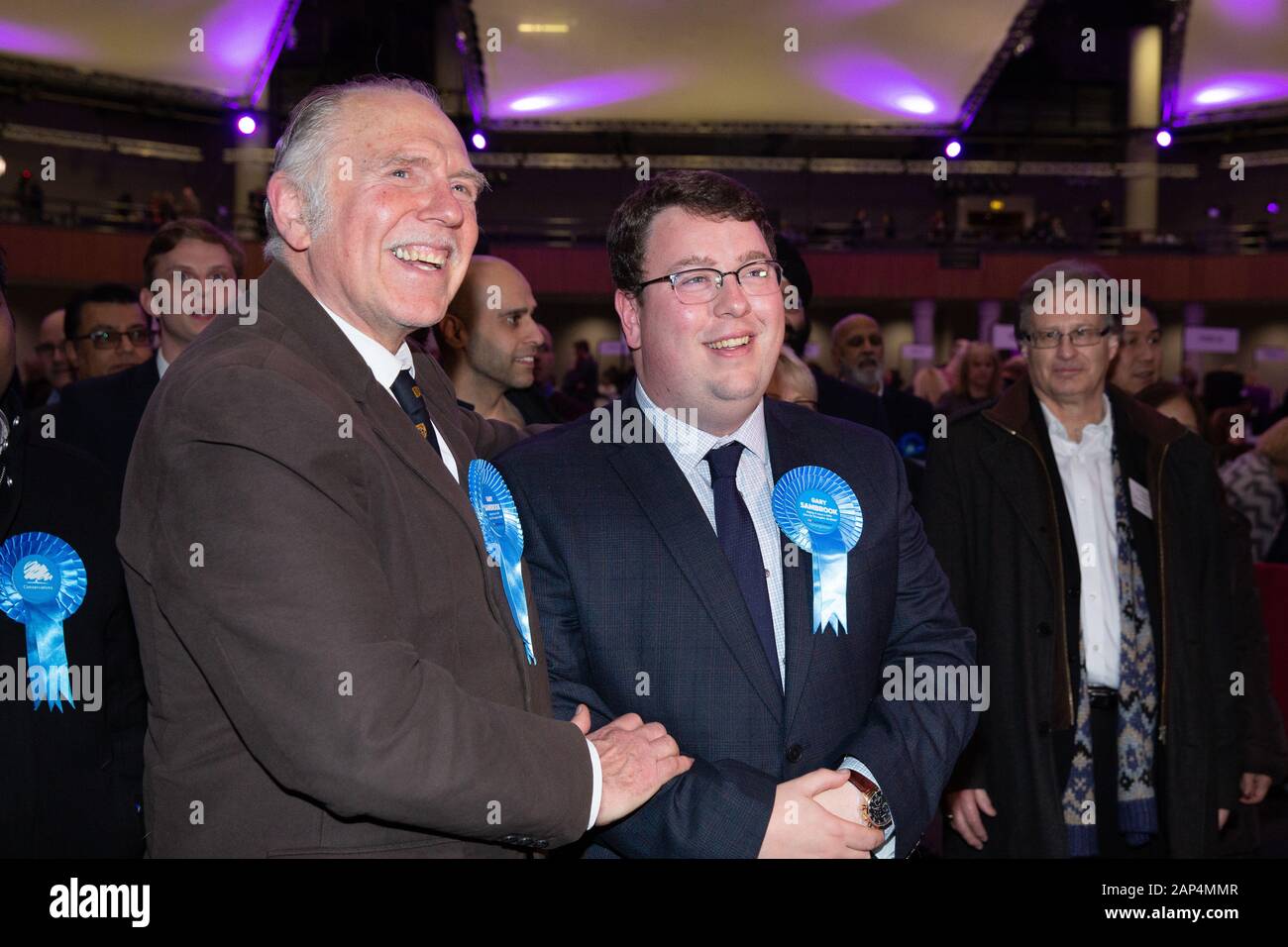 Konservative Anhänger feiern den Gewinn von Gary Sambrook, der Richard Burden bei den Parlamentswahlen den Sitz in Northfield Birmingham einnahm Stockfoto