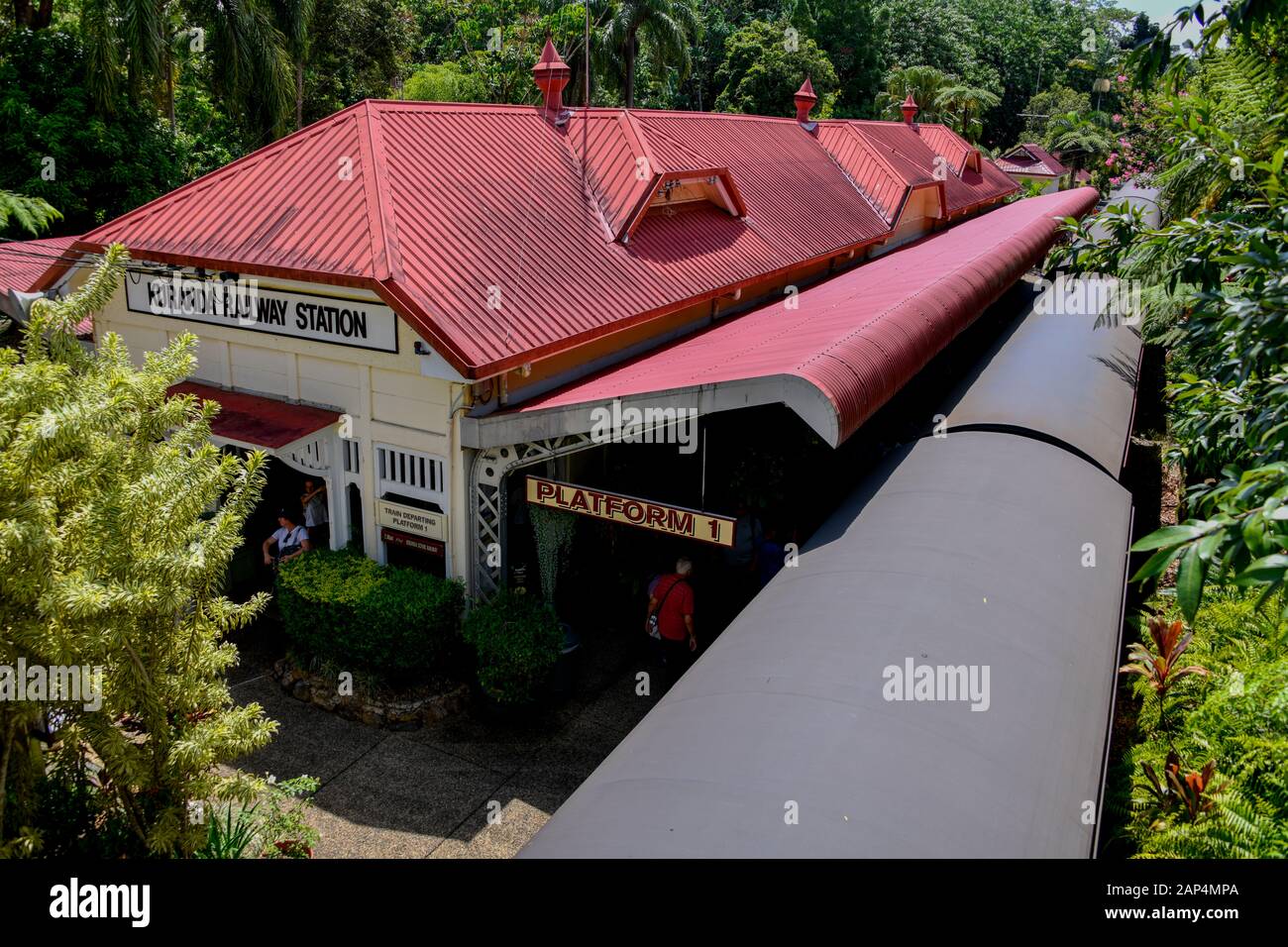 Bahnsteig 1 am Kuranda-Bahnhof mit Zugwagen am Bahnhof, Kuranda Scenic Railway, Cairns, Queensland, Australien Stockfoto