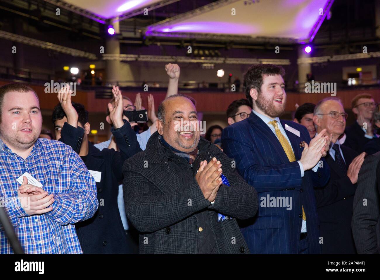 Konservative Anhänger feiern den Gewinn von Gary Sambrook, der Richard Burden bei den Parlamentswahlen den Sitz in Northfield Birmingham einnahm Stockfoto