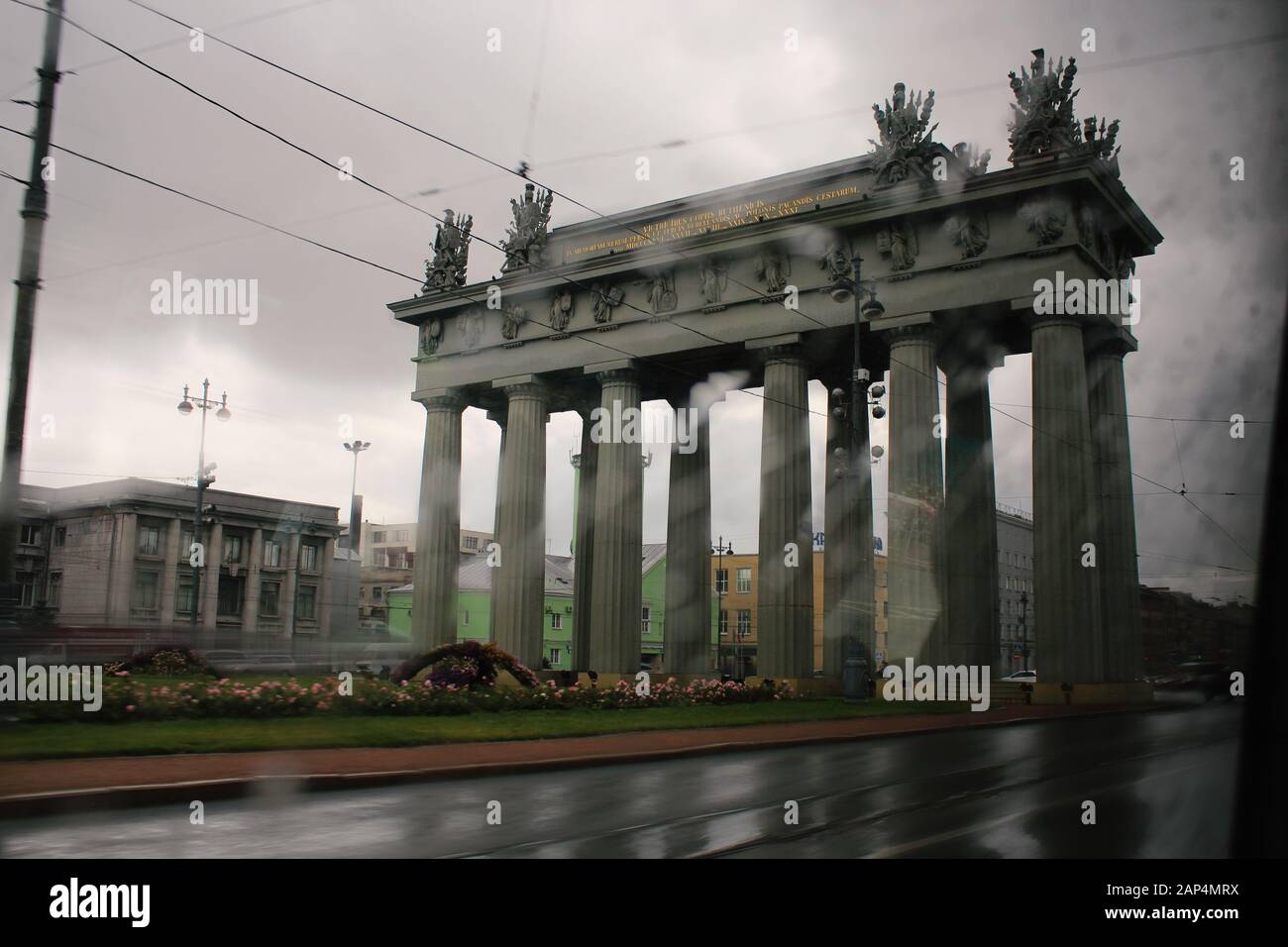 Das Moskauer Triumphtor unterwegs mit Bewegungsunschärfe und Regenunschärfe am Objektiv an einem trübem Augusttag. Stockfoto