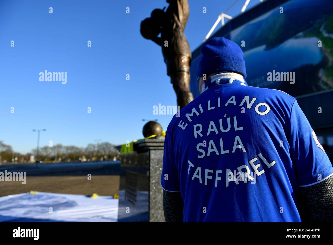 Ein Fan das Tragen eines Emliano Sala shirt schaut Tribute an der Cardiff City Stadium, Cardiff. Stockfoto