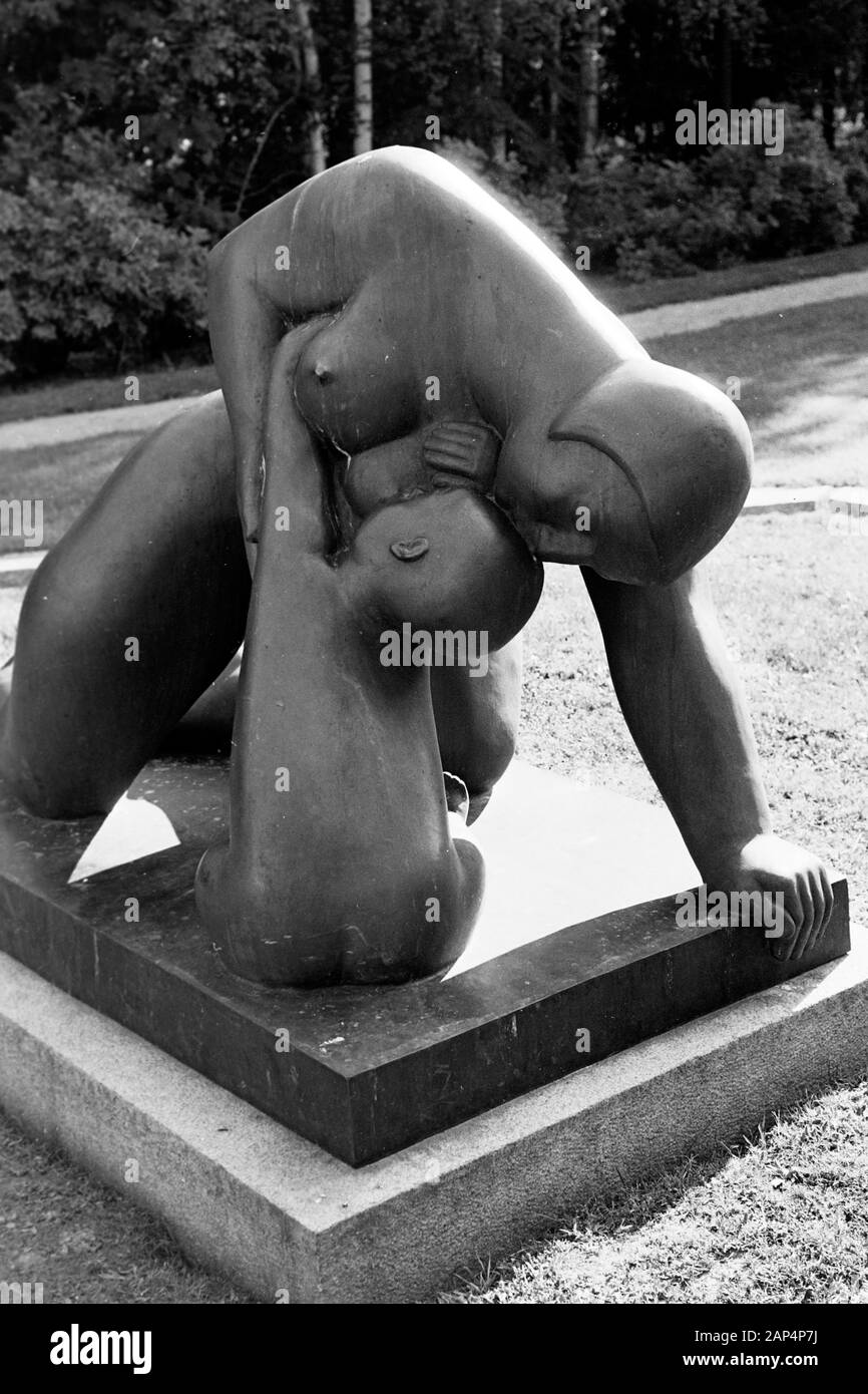 Bronzeskulptur Moder jordán von 1936 des Bildhauers isländischen Asmundur Sveinsson im Rottneros Park, 1969. Bronze Skulptur Moder jordán von 1936 von der isländischen Bildhauer Asmundur Sveinsson in Rottneros Park, 1969. Stockfoto