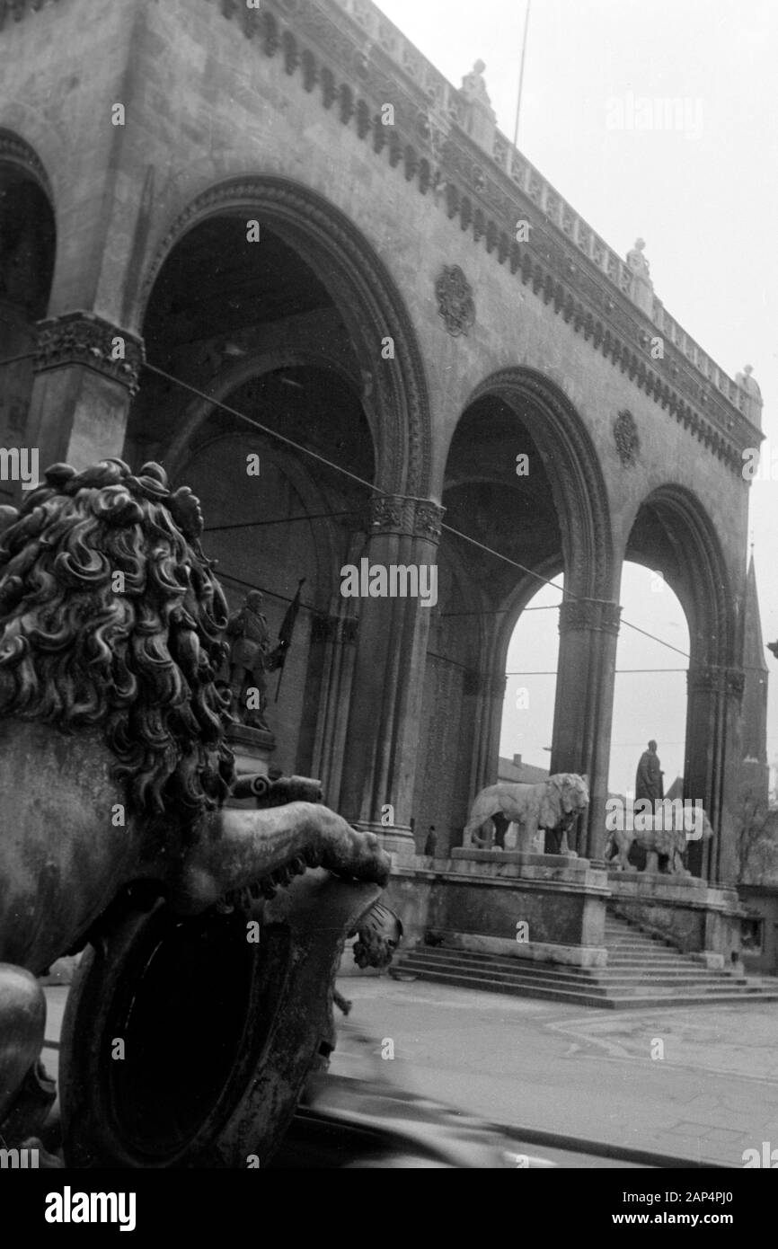 Feldherrnhalle Sterben am Odeonsplatz, 1957. Feldherrnhalle, engl. Feldherren' Hall, am Odeonsplatz, 1957. Stockfoto