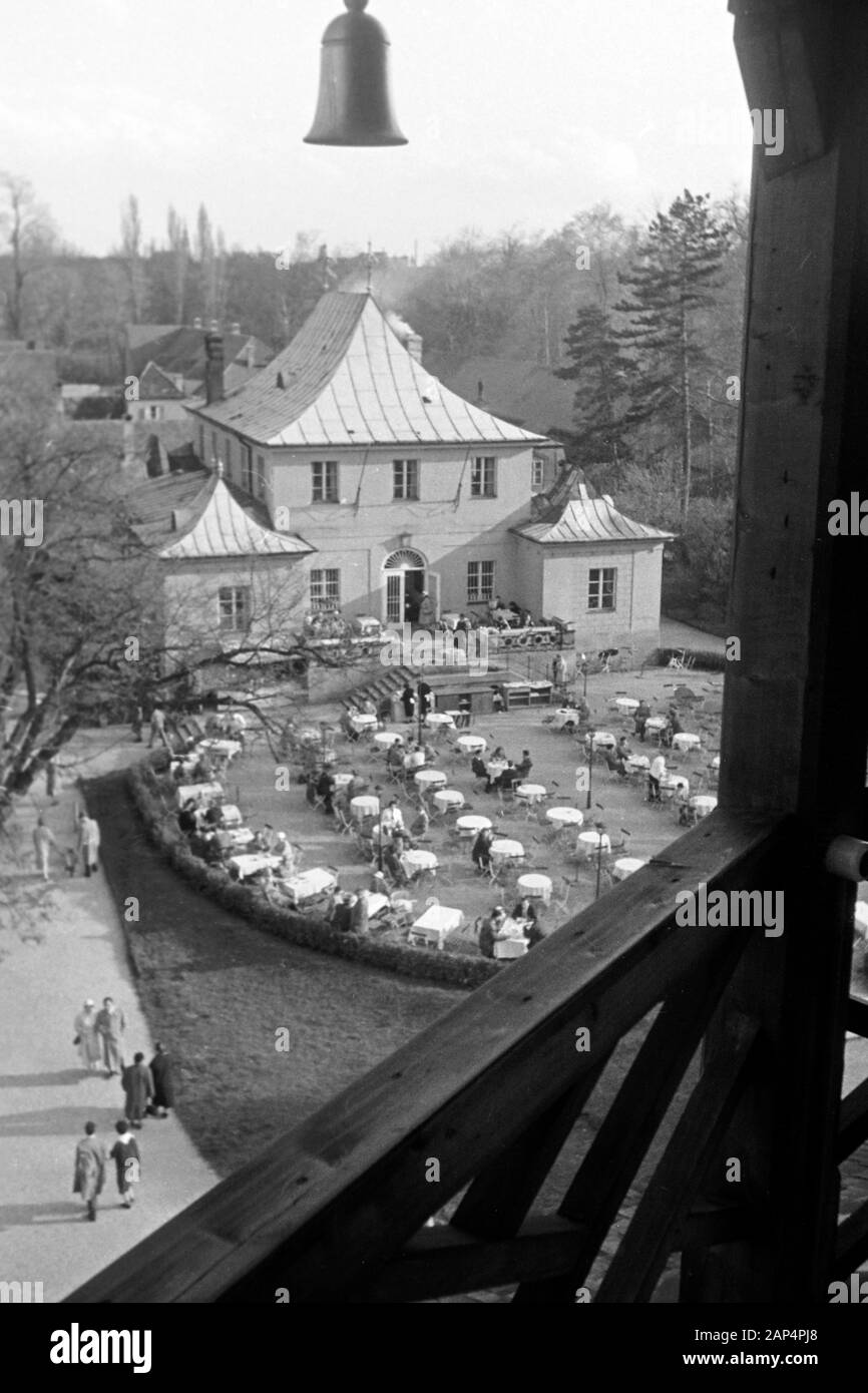 Blick auf das Restaurant am Chinesischen Turm, 1957. Blick auf das Restaurant neben dem Chinesischen Turm, 1957. Stockfoto