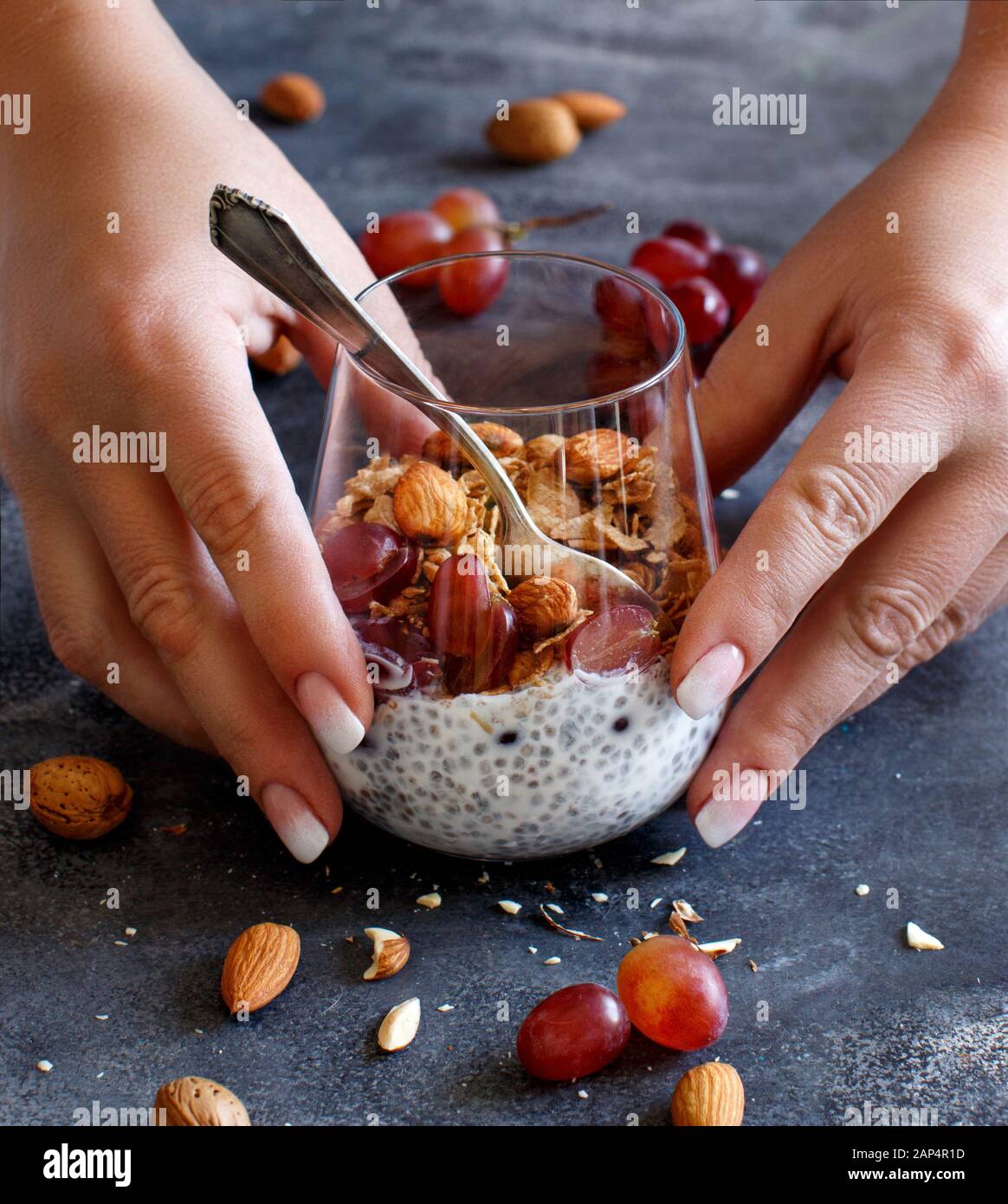 Chia Pudding-Parfait mit roten Trauben und Mandeln schließen sich an Stockfoto