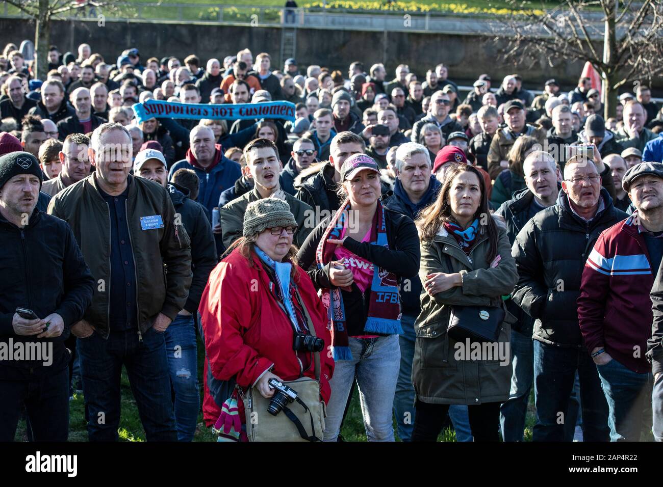 Wütende Westham United Fußballfans protestieren gegen West Ham Mitbesitzer David Sullivan und David Gold außerhalb des West Ham Olympiastadions, Stratford. Stockfoto