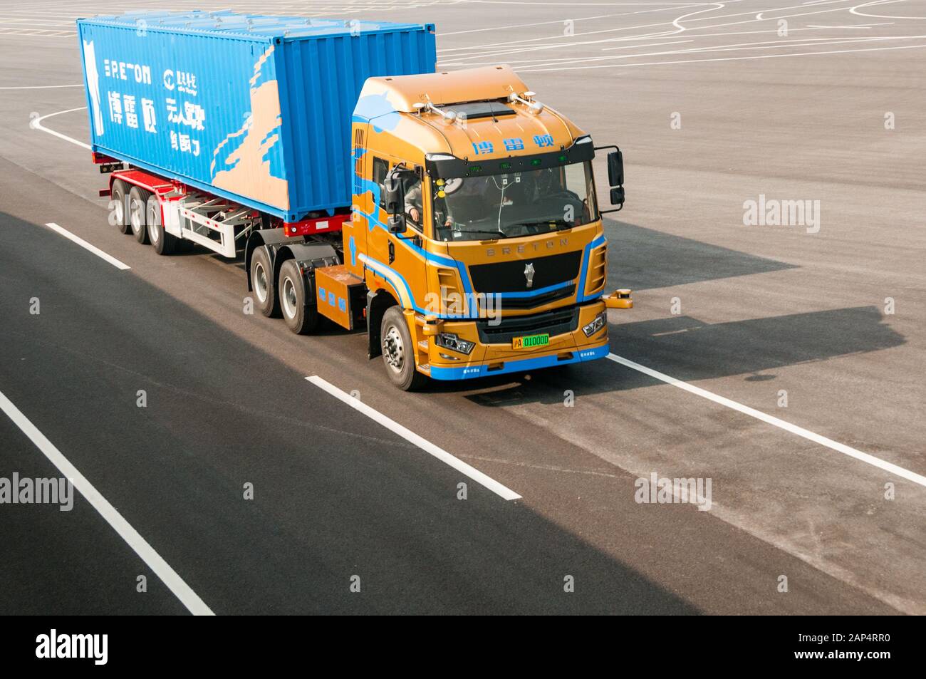 Ein selbstfahrender bretonischer L3-Elektro-Truck-Test auf dem autonomen Fahrzeugtestgelände in Lingang, Shanghai, der speziell für den Kommenbetrieb konzipiert ist Stockfoto