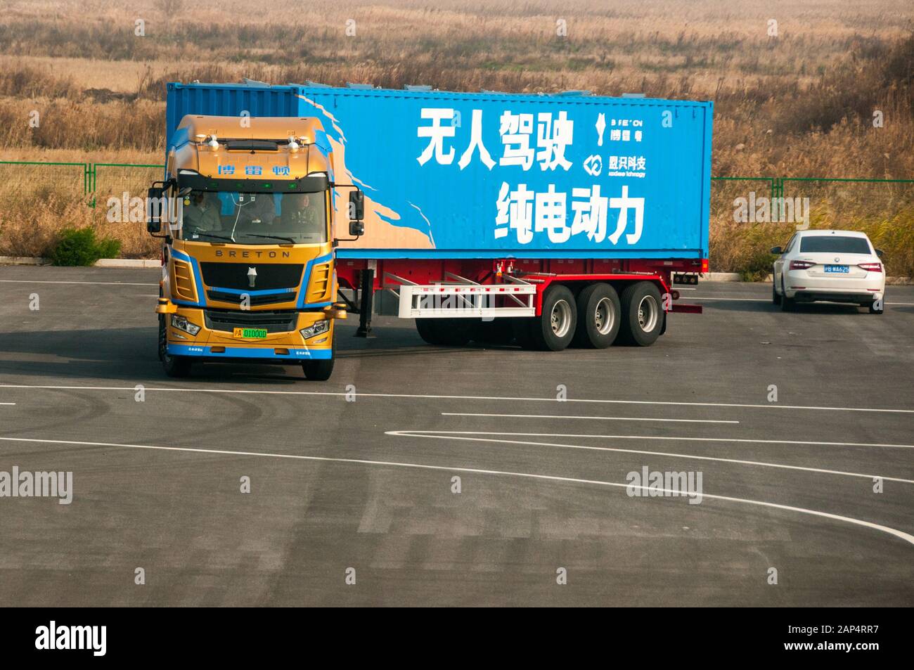 Ein selbstfahrender bretonischer L3-Elektro-Truck-Test auf dem autonomen Fahrzeugtestgelände in Lingang, Shanghai, der speziell für den Kommenbetrieb konzipiert ist Stockfoto