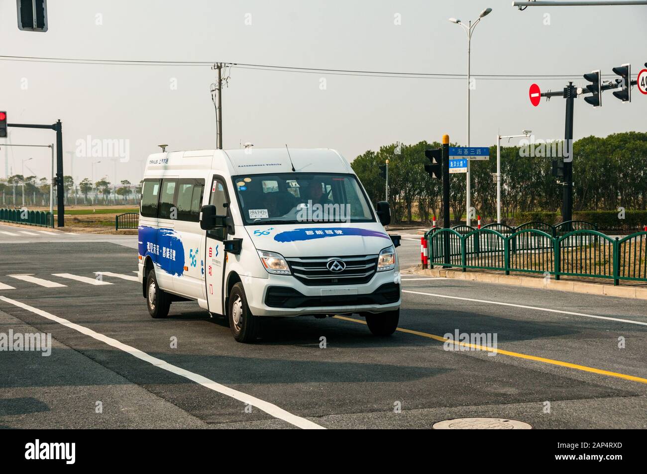 Ein selbstfahrender Maxus EV80, der LIDAR verwendet, der auf dem autonomen Fahrzeugprüfplatz in Lingang, Shanghai, getestet wird, was besonders designiert ist Stockfoto