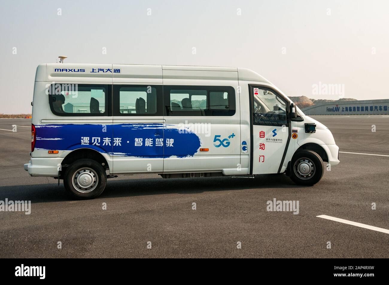 Ein selbstfahrender Maxus EV80, der LIDAR verwendet, der auf dem autonomen Fahrzeugprüfplatz in Lingang, Shanghai, getestet wird, was besonders designiert ist Stockfoto