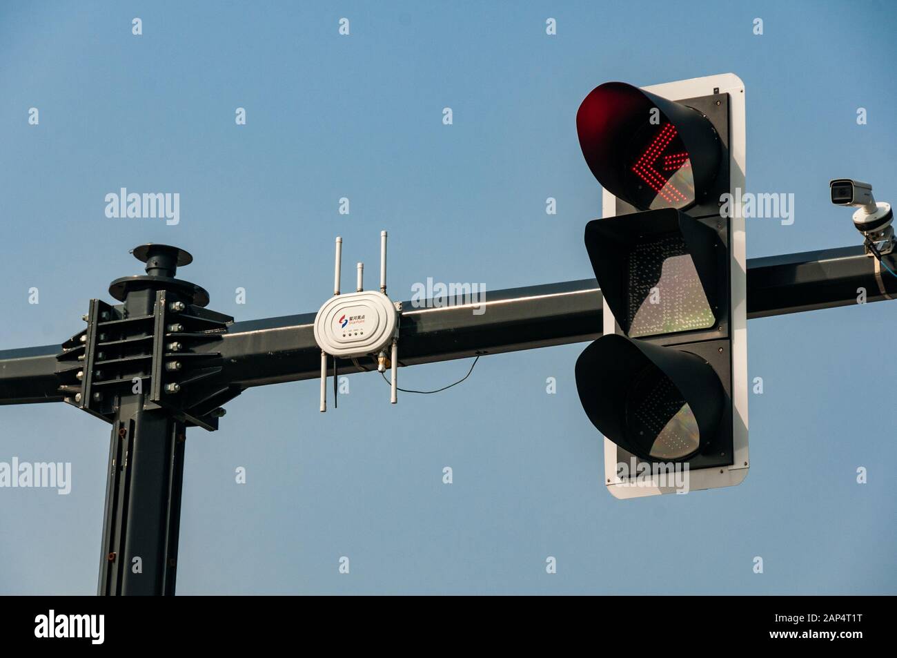 Eine angeschlossene Ampel am autonomen Fahrzeugprüfplatz in Lingang, Shanghai, die speziell für Nutzfahrzeuge konzipiert ist. Stockfoto