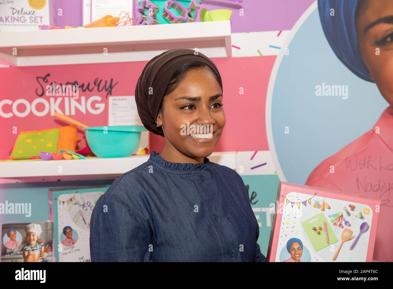 London, UK, 21 Jan, 2020. nadiya Jamir Hussain nimmt an den jährlichen Spielwarenmesse bei Olympia in London. Sie ist eine britische TV-Koch, Autor und Fernsehmoderator. Sie stieg zum Ruhm nach dem Gewinn der sechsten Serie der BBC Der Große Britische Backen aus 2015. Credit: Keith Larby/Alamy leben Nachrichten Stockfoto