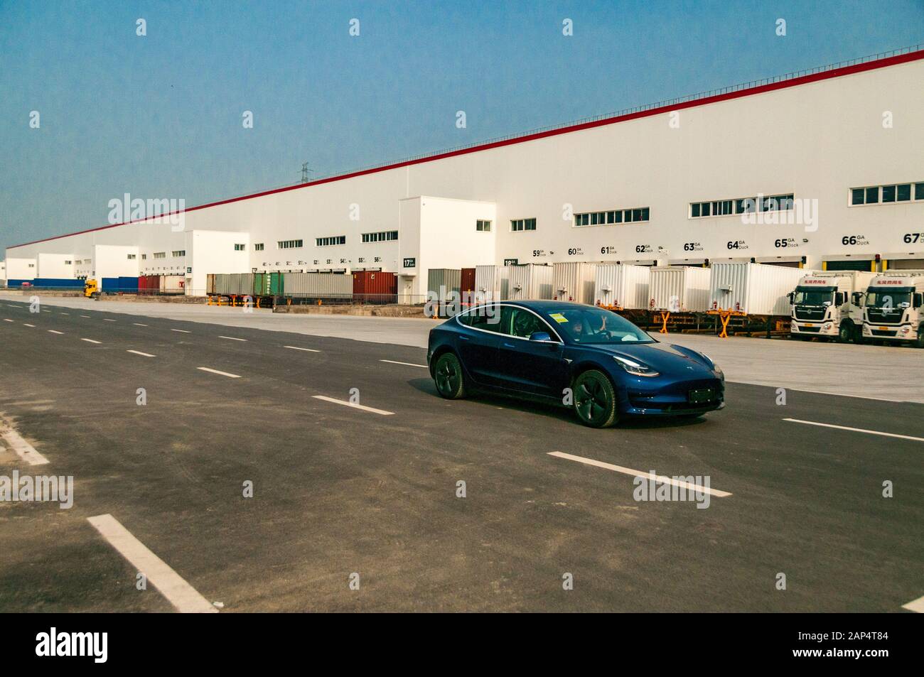 Ein Chinese ließ Tesla Model 3 an der neuen Tesla-Fabrik in Lingang, Shanghai vorbeifahren. Stockfoto