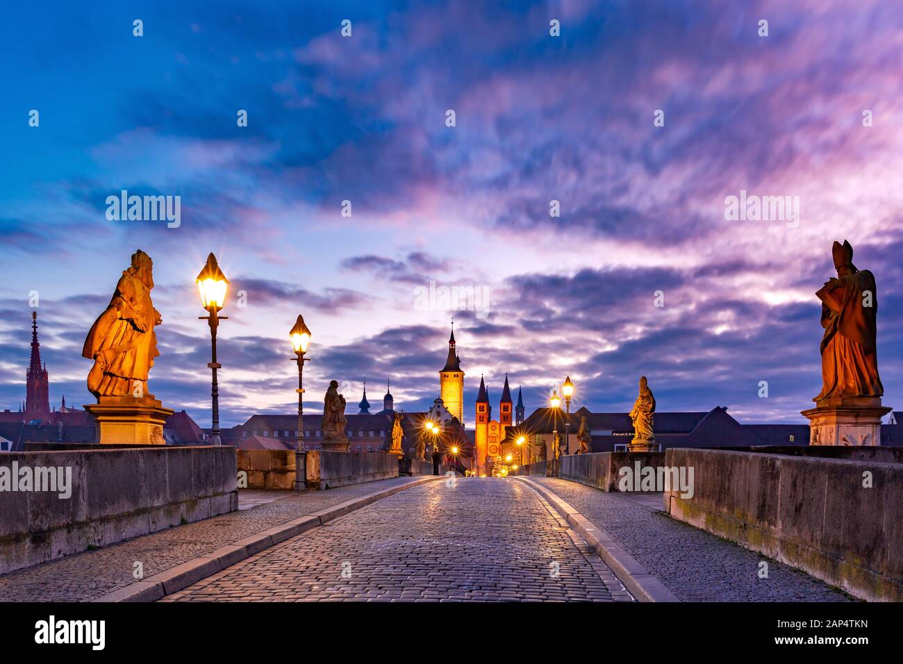 Alte Mainbrücke, Alte Mainbrucke mit Statuen von Heiligen, die Kathedrale und das Rathaus in der Altstadt von Würzburg bei Sonnenuntergang, Mittelfranken, Bayern, Deutschland Stockfoto