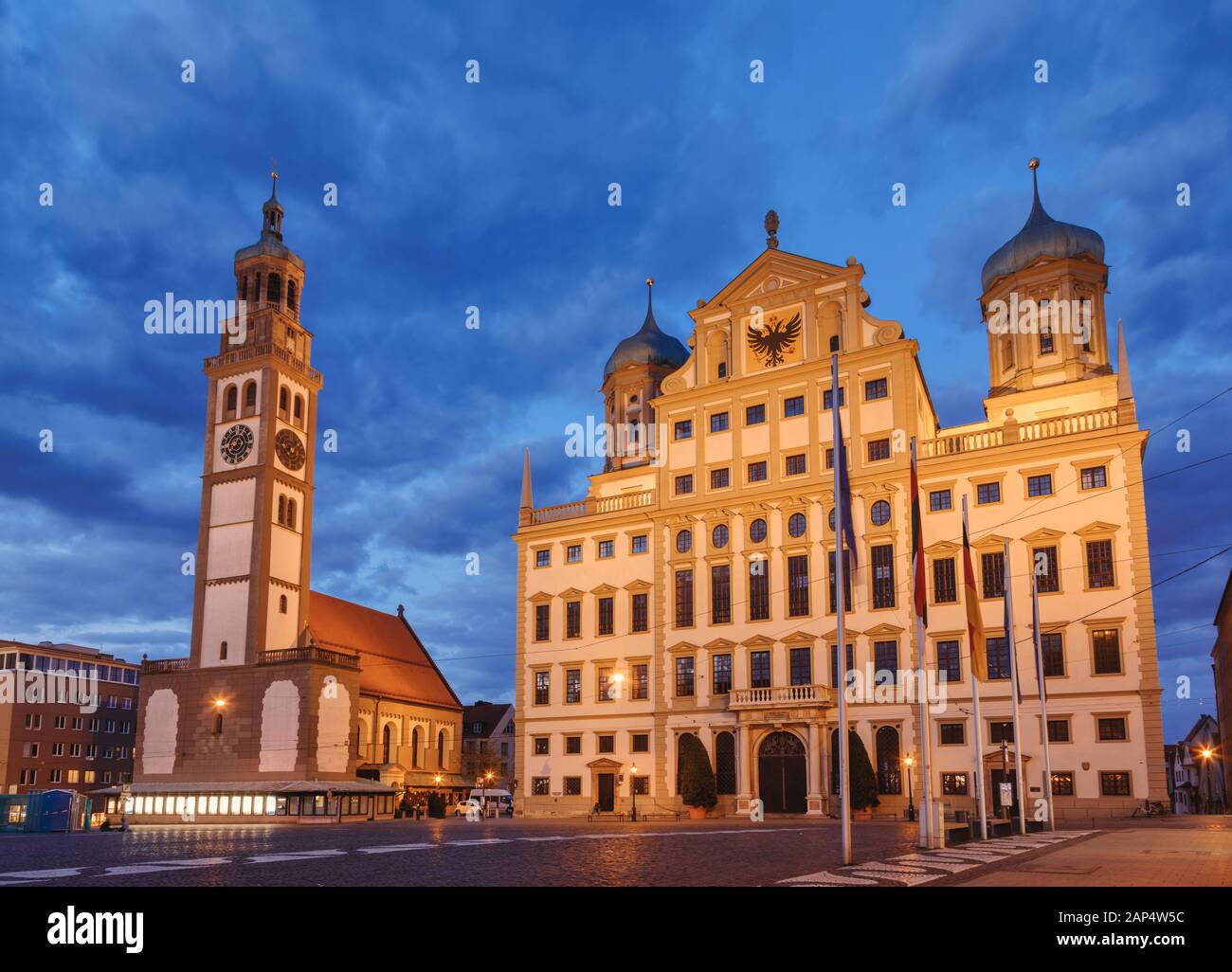 Augsburger Stadtbild mit beleuchtetem Perlach-Turm (Perlachturm) und Rathaus (Augsburger Rathaus) am Rathausplatz, Augsburg, Schwaben, Bayern, Deutschland Stockfoto