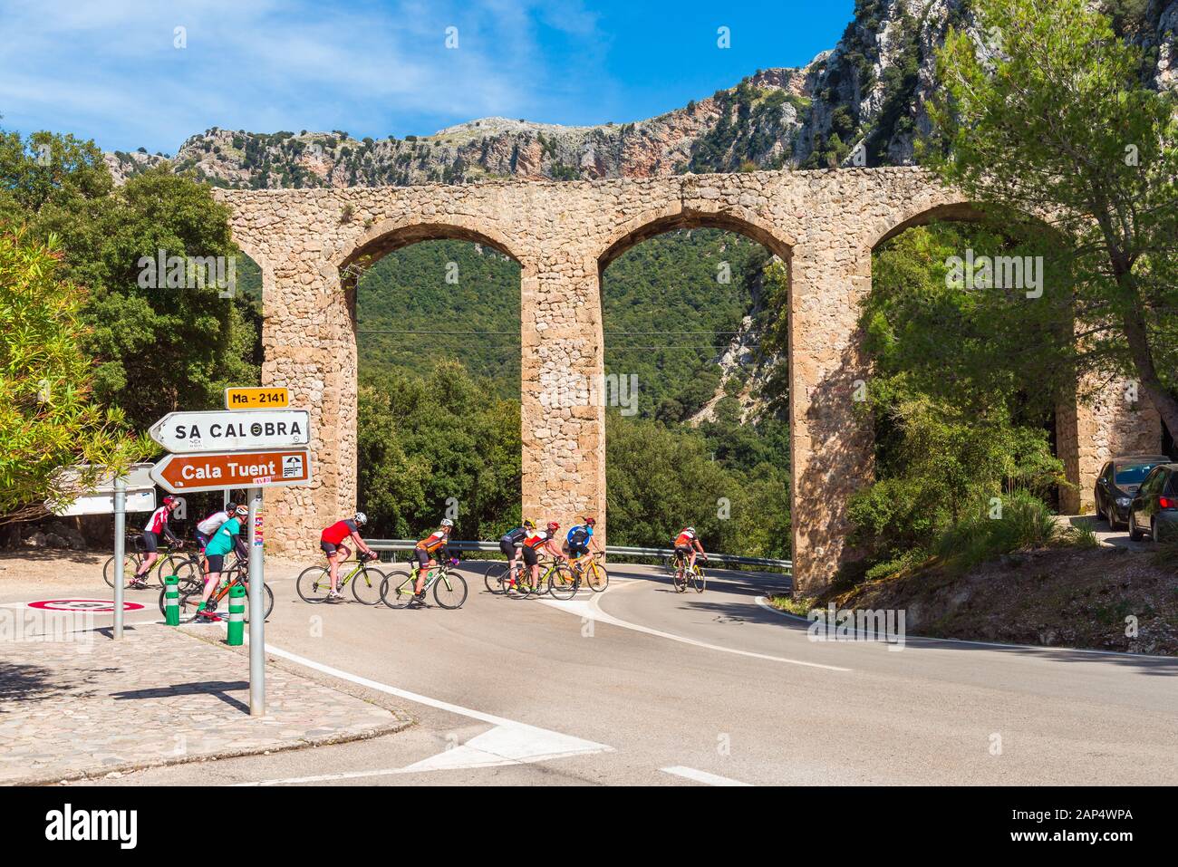 Mallorca, Spanien - 7. Mai 2019: Alte historische Brücke über die Straße auf Mallorca. Baleares, Spanien Stockfoto