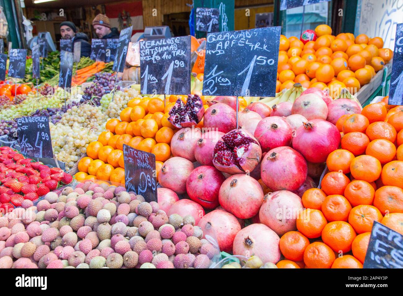 Obst und Gemüse auf dem Naschmarkt, Wien, Österreich. Stockfoto