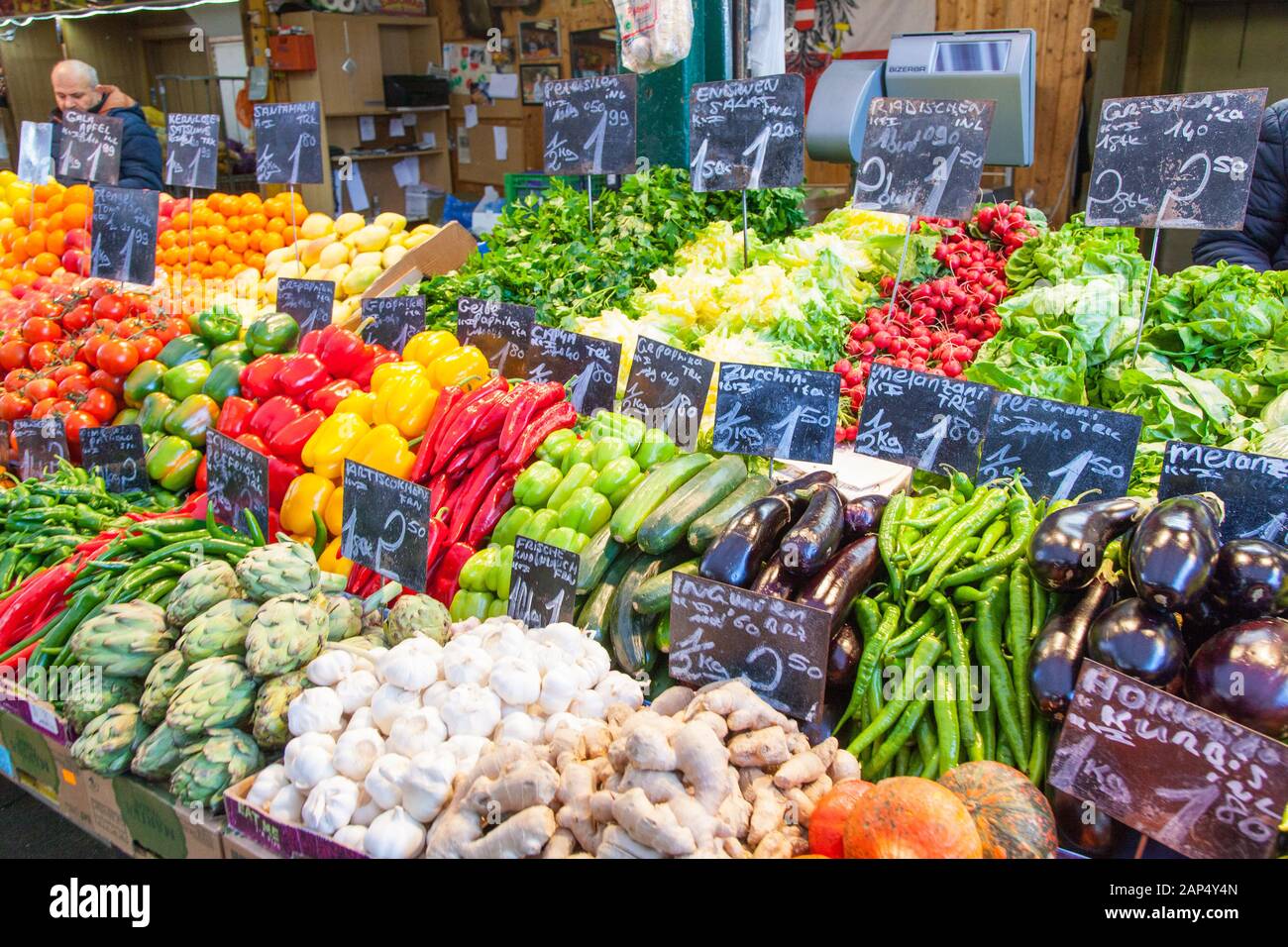 Obst und Gemüse auf dem Naschmarkt, Wien, Österreich. Stockfoto