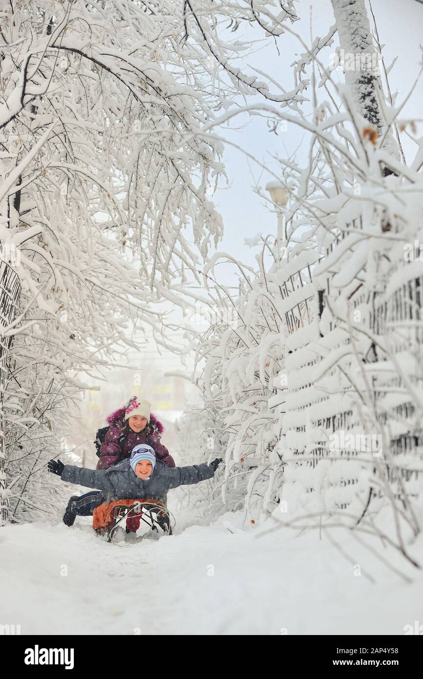 Kleine Kinder im Winter schieben Stockfoto