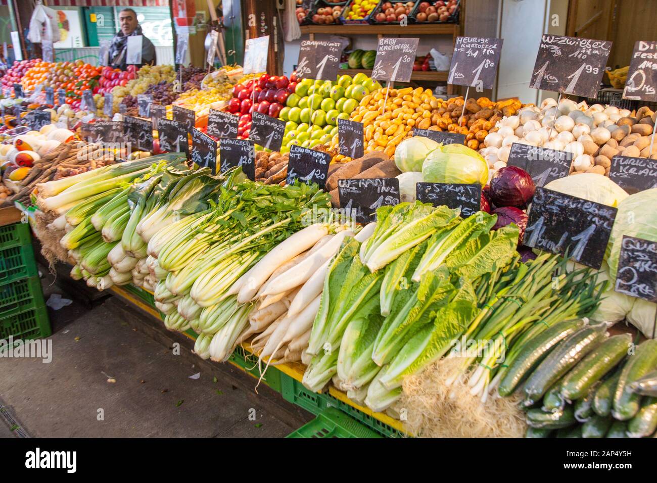 Obst und Gemüse auf dem Naschmarkt, Wien, Österreich. Stockfoto