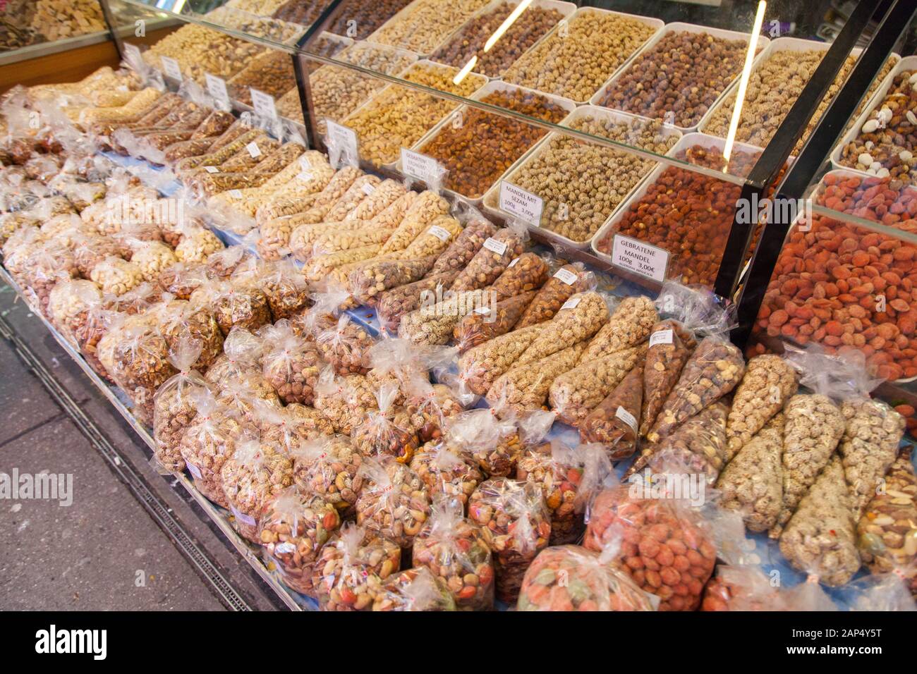 Päckchen beschichteter Nüsse und Samen ausgestellt, Naschmarkt, Wien, Österreich. Stockfoto